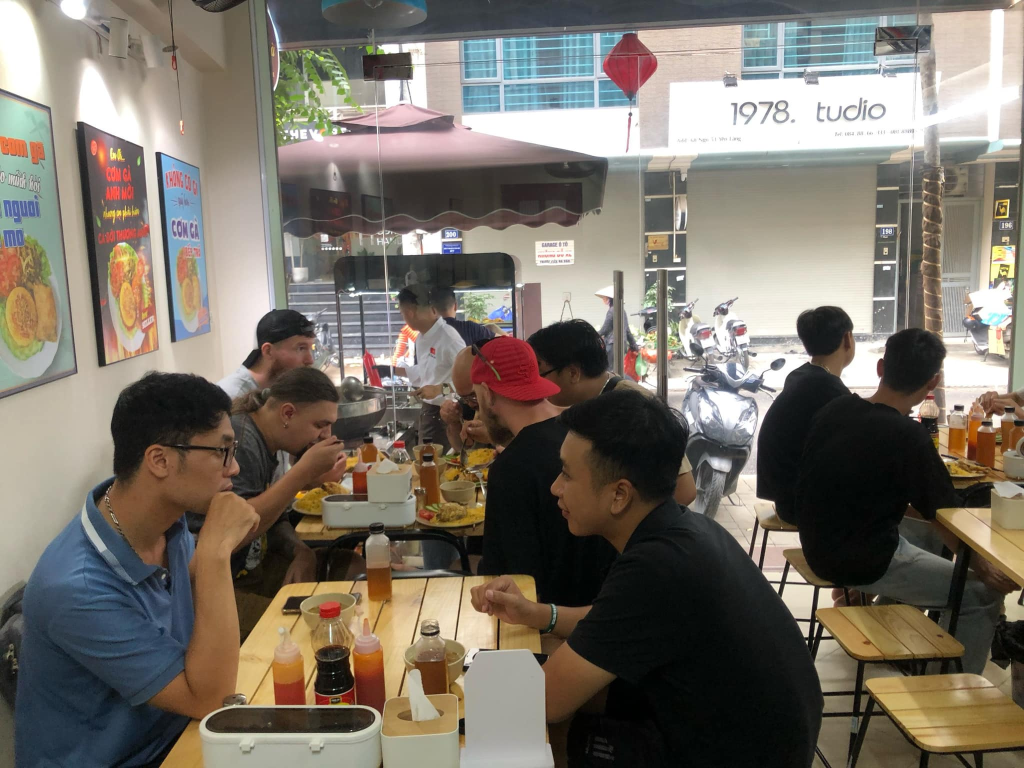 Không gian Cơm Gà Xốt Sốt – CashPlus